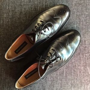 Wing tip shoes